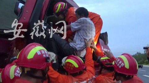 靈璧：兩車追尾鋼筋掀翻駕駛室 消防緊急救援（視頻）