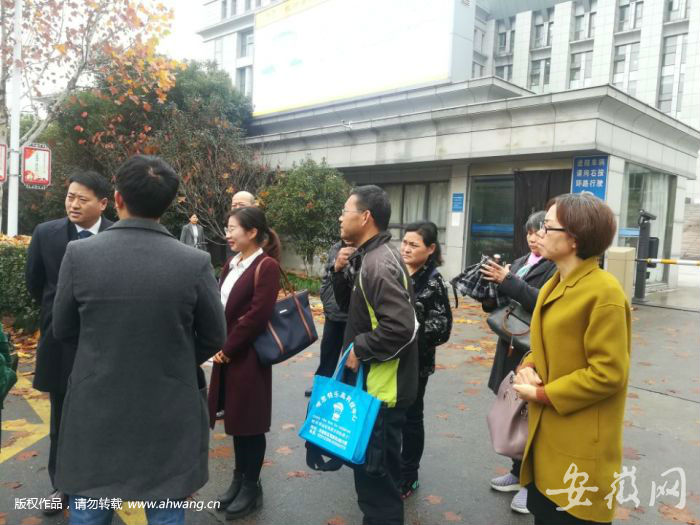 庭審結束后，陸先生和孟女士和代理律師在一起。