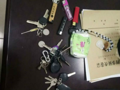  看到?jīng)]上鎖的車就騎 男子偷20多輛車存進(jìn)車庫（視頻）