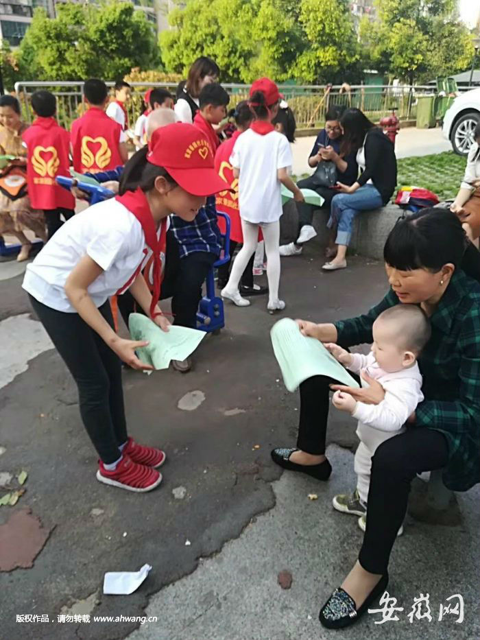依依參與“社區小幫客”活動，宣傳文明祭祀