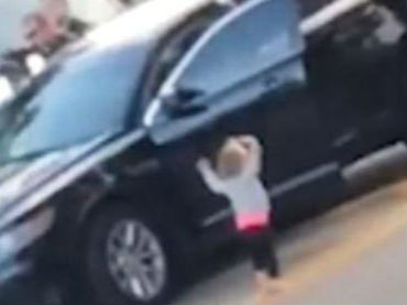 2歲小孩舉起雙手 赤腳走向持槍警察