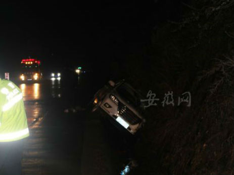 男子尋母未果酒駕側(cè)翻  樅陽警方幫其找到母親