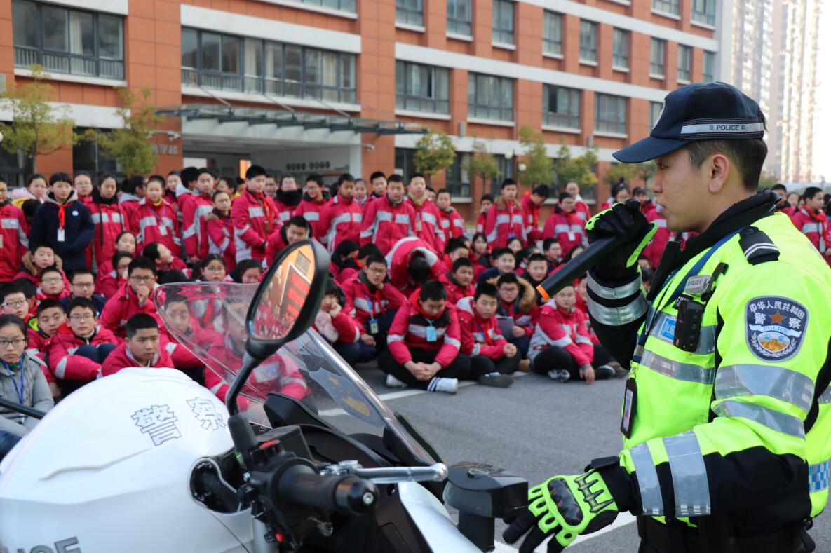 蕪湖交警寒假前走進(jìn)校園宣傳交通安全