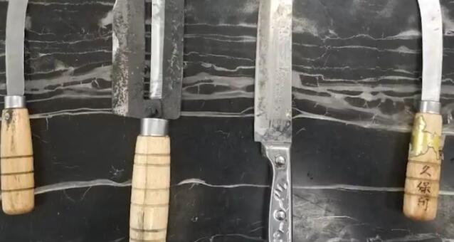 合肥鬧市區(qū)一患精神病男子搶4把刀亂砍 民警鳴槍示警
