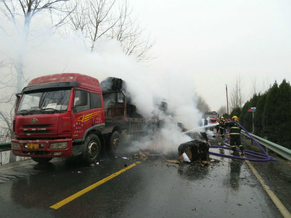 貨車途中濃煙  廬江交警及時救援