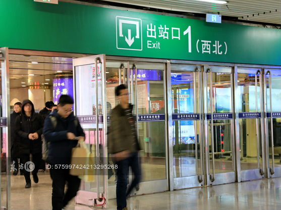 余額不足被攔在閘機(jī)外 女大學(xué)生告贏地鐵公司