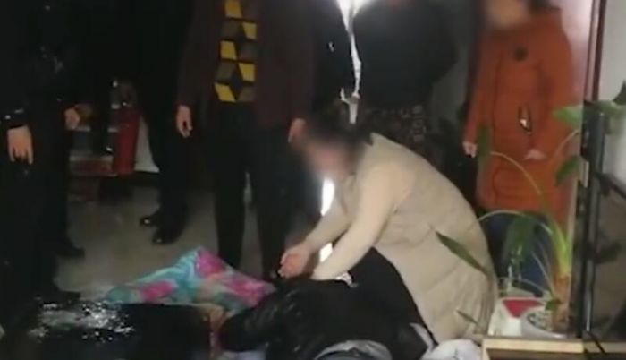 濉溪男子反鎖屋內(nèi)欲自焚 老母親跪地痛哭：你還要娘嗎