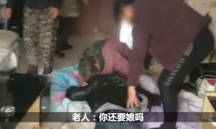 濉溪男子反鎖屋內(nèi)欲自焚 老母親跪地痛哭：你還要娘嗎