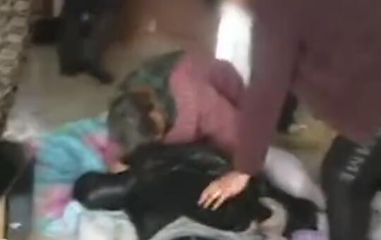 濉溪男子反鎖屋內(nèi)欲自焚 老母親跪地痛哭：你還要娘嗎
