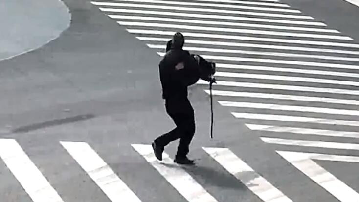 馬鞍山現(xiàn)“最暖公主抱” 民警抱起拄拐杖老人過馬路