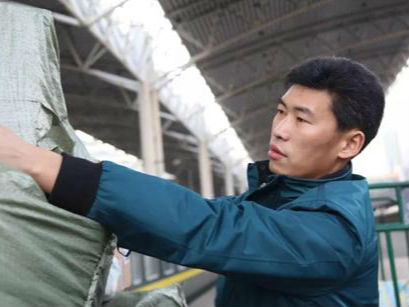 這個(gè)快遞小哥把自己“寄”到了人民大會(huì)堂 