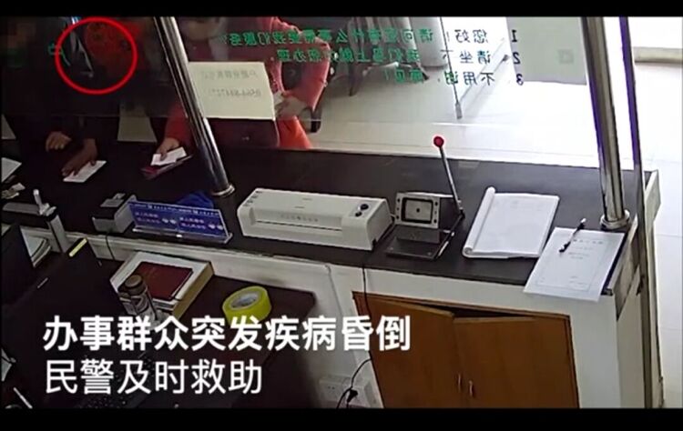 舒城：男子戶籍室內突然暈倒  民警私家車秒變“救護車”