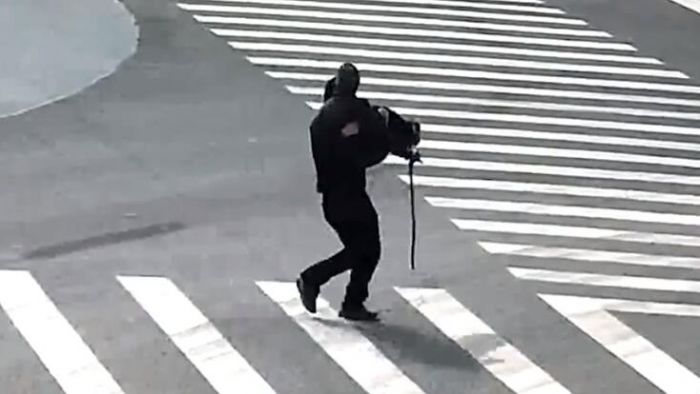 馬鞍山現“最暖公主抱” 民警抱起拄拐杖老人過馬路