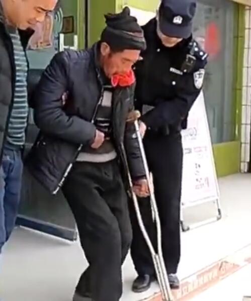 偏癱老人用左手敬禮 致謝亳州民警幫他回家