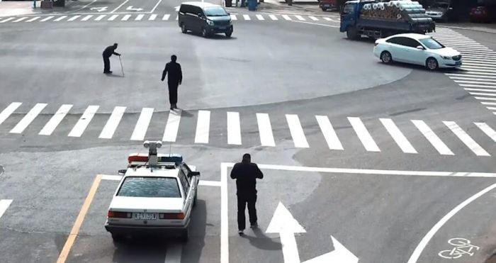馬鞍山現“最暖公主抱” 民警抱起拄拐杖老人過馬路