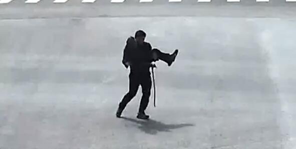 馬鞍山現“最暖公主抱” 民警抱起拄拐杖老人過馬路