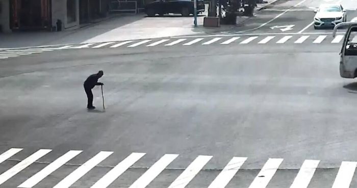 馬鞍山現“最暖公主抱” 民警抱起拄拐杖老人過馬路