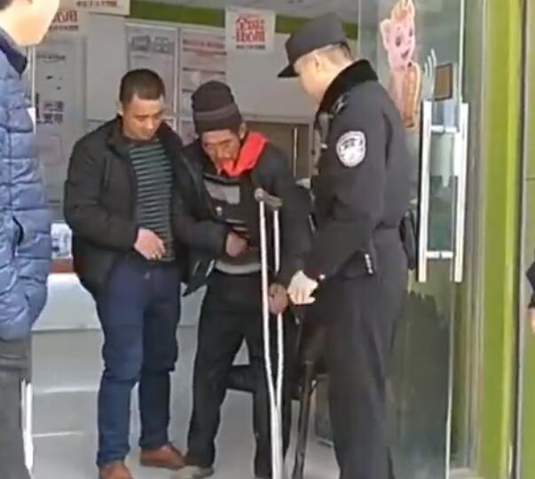 偏癱老人用左手敬禮 致謝亳州民警幫他回家