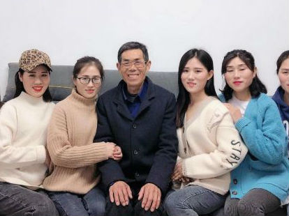 這一幕讓無數網友淚目：7個“女兒”穿婚紗跪拜老父