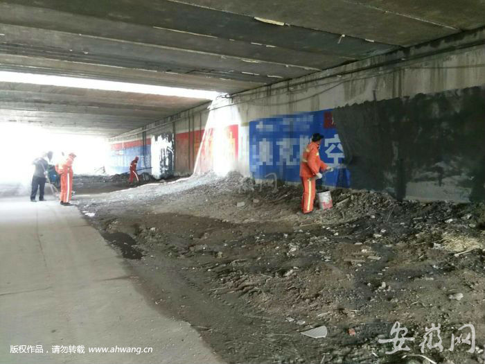 20190321立交橋身“變臉”廣告位  城管部門“洗臉”  (2)