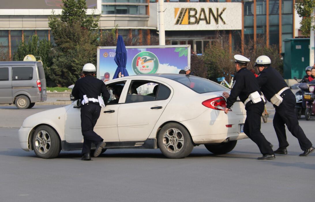 車輛故障急停鬧市口 蕪湖交警熱心幫助
