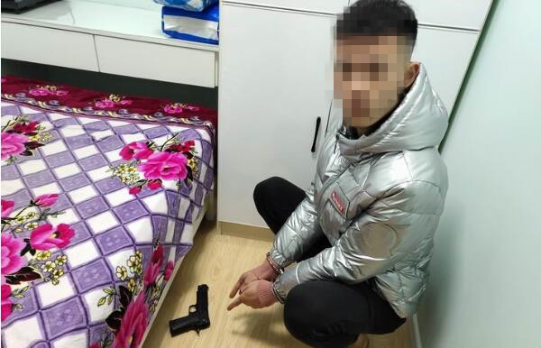 天長三男子“玩槍耍酷”曬朋友圈被刑拘