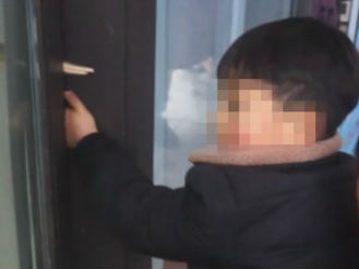 玻璃門夾住男童手指 消防緊急救援