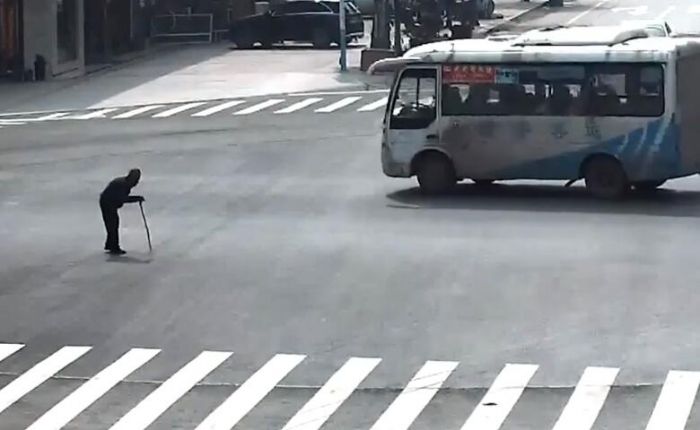 馬鞍山現“最暖公主抱” 民警抱起拄拐杖老人過馬路