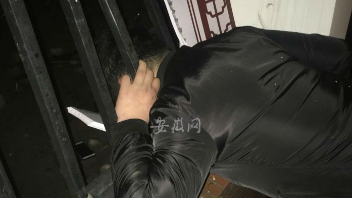 阜陽一醉酒男頭卡到欄桿中  民警發現后解救送醫
