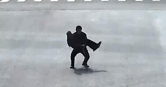 馬鞍山現“最暖公主抱” 民警抱起拄拐杖老人過馬路