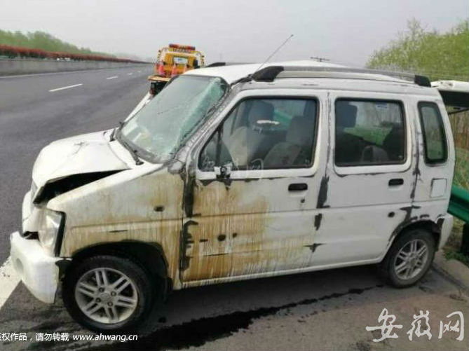 驚險！轎車失控撞上護欄側翻滑行100多米  所幸無人受傷