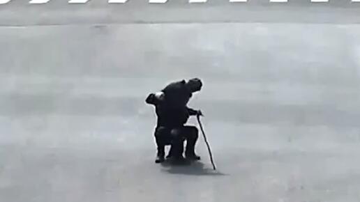 馬鞍山現“最暖公主抱” 民警抱起拄拐杖老人過馬路