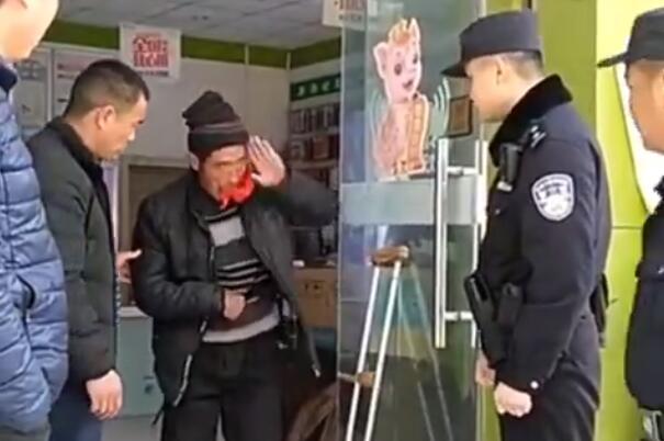偏癱老人用左手敬禮 致謝亳州民警幫他回家