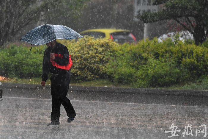 9 暴雨傾盆，雨傘也擋不住