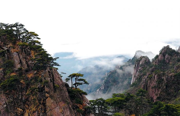 　　黃山素以奇松、怪石、云海、溫泉、冬雪“五絕”著稱。 4月4日,春雨滋潤下的黃山，群峰在云霧籠罩中時隱時現，宛如一幅幅淡雅的水墨畫卷。記者 陳明 攝