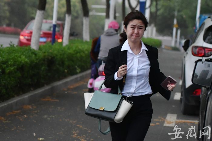 3  合肥市區(qū)天空突然暗下來(lái)，狂風(fēng)四起，雷聲轟鳴