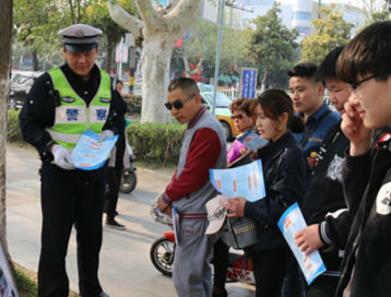 淮南交警街頭開展春季交通安全宣傳活動