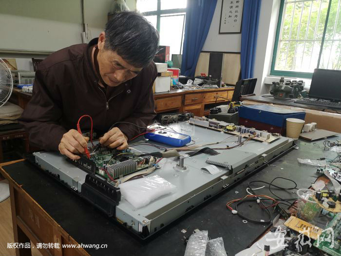 在“學雷鋒家電維修站”修家電的姚文正。