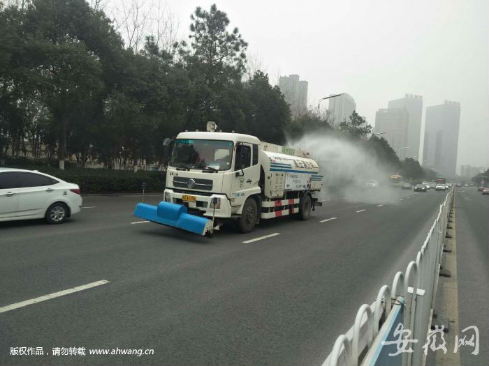 灑水車高峰期作業加重堵車 合肥城管：修地鐵需降塵