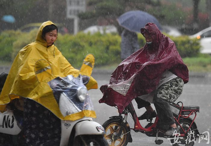 合肥狂風(fēng)大作暴雨傾盆  出現(xiàn)黑晝現(xiàn)象
