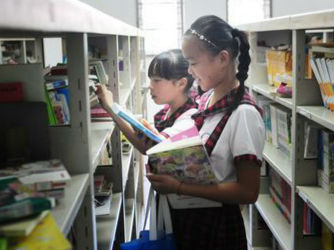 女孩兩年買200多本書看了不到10本 看手機(jī)時間倒不少 