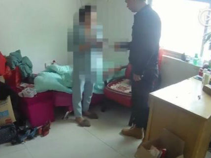 網(wǎng)上女逃犯超市隔空賣商品  民警買水發(fā)現(xiàn)異常將其抓獲