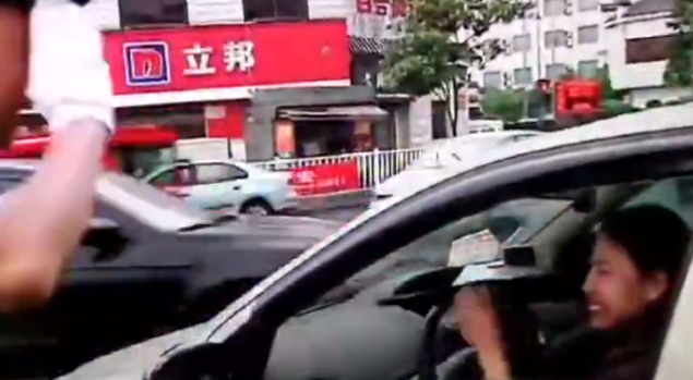 暖心！黃山一位市民雨中送傘 輔警連敬三個禮