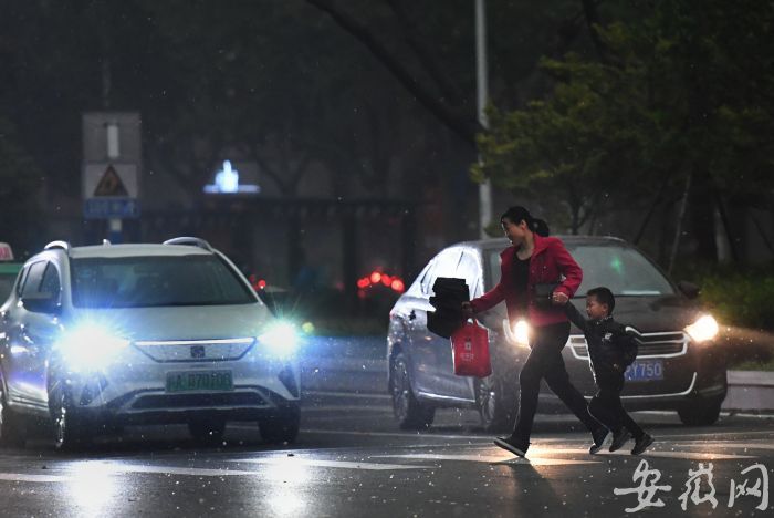 1 早上8點(diǎn)左右，合肥市區(qū)天空突然暗下來(lái)，出現(xiàn)黑晝現(xiàn)象