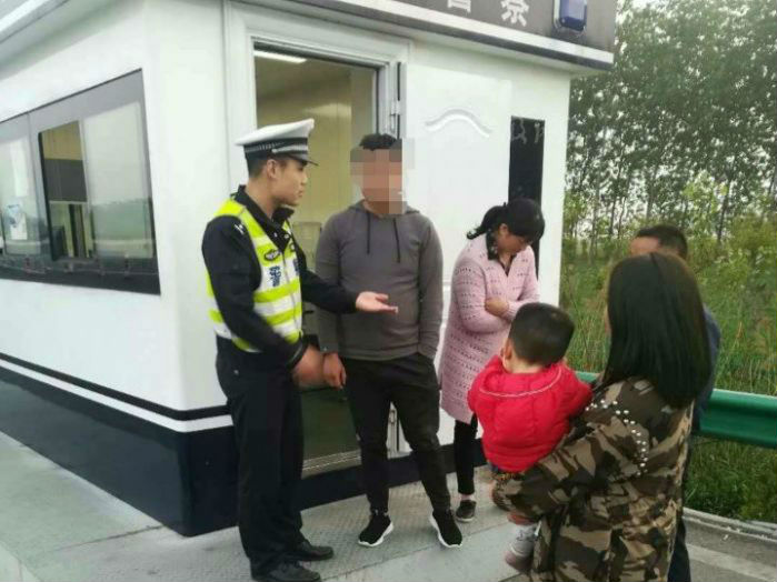 男子無證駕駛被查 求情稱其膽小 民警:膽小沒證敢開車上高速?