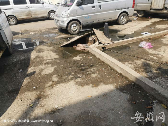 合肥芙蓉路農(nóng)貿(mào)市場下水道堵塞 污水橫流臭氣熏天