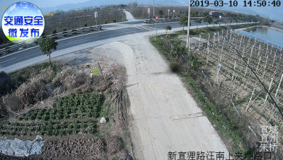 宣城：丈夫疲勞駕駛致車輛翻滾 妻子抱娃未系安全帶飛出車外