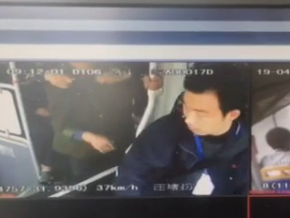 乘客過站下車遭拒  怒踹車門扇司機耳光（視頻）