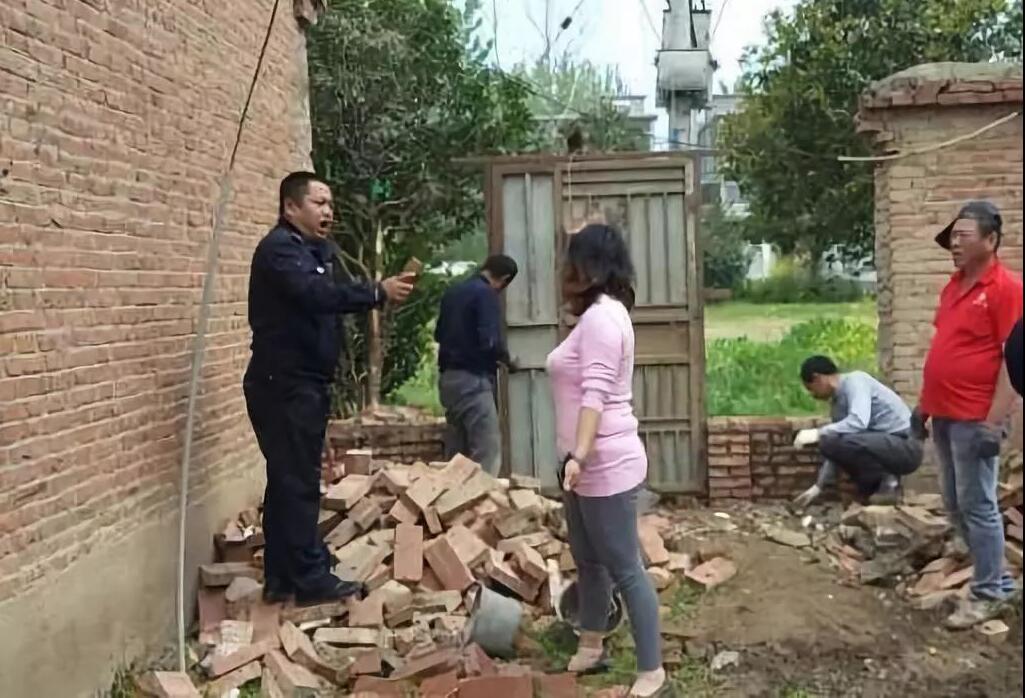 臨泉一女子“異想天開”，為“借道”竟拆學(xué)校圍墻