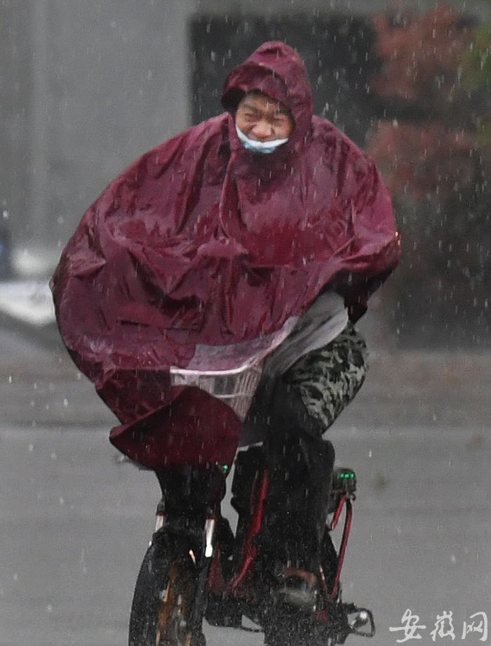 6 暴雨傾盆，雨點(diǎn)讓人睜不開(kāi)眼